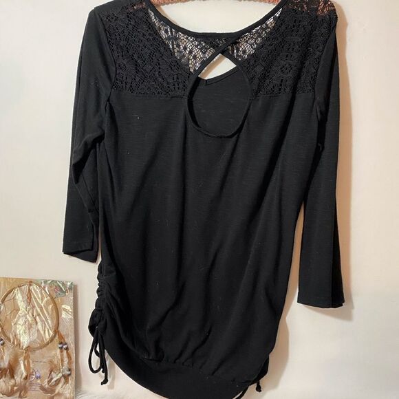 Black Ruched Top with lace - Picture 2 of 3